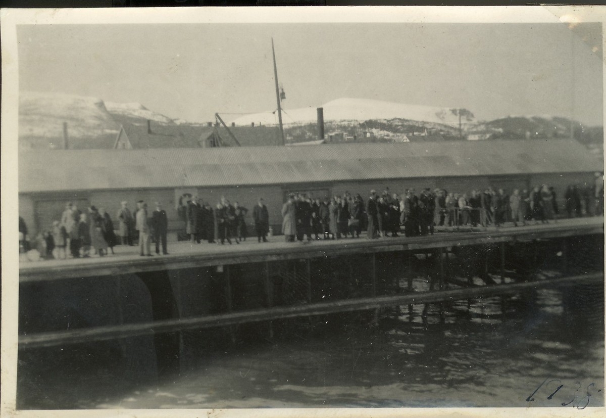 Folk på kaia på Sortland 1938