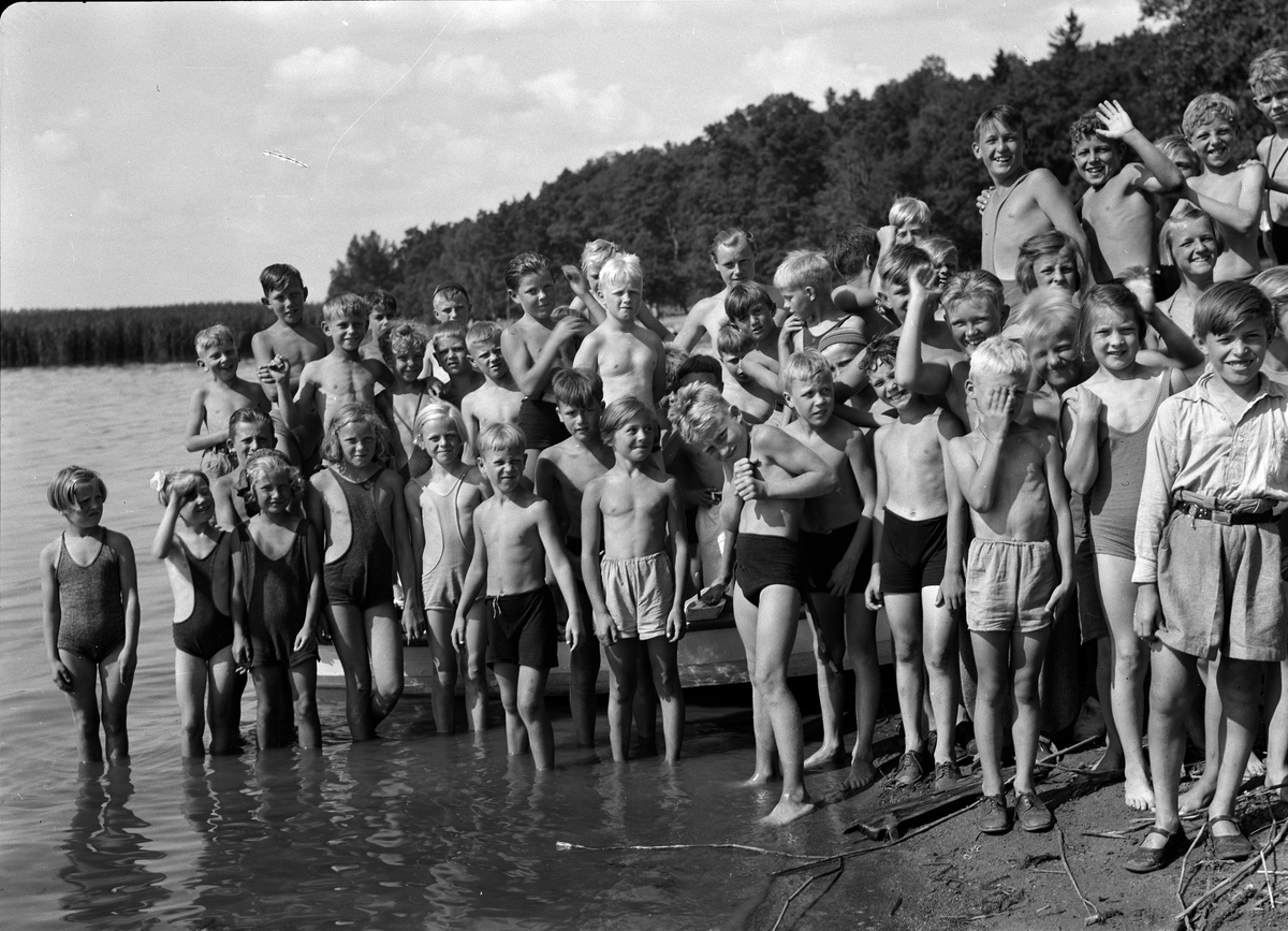 Sannolikt barn vid Mälarens strand på SMK Uppsalas sommarutflykt till Fredrikslunds gård