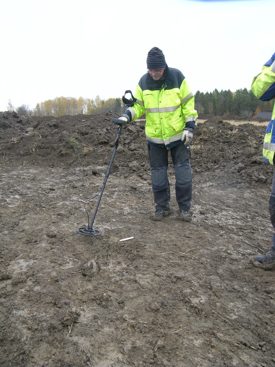 Arkeologisk förundersökning, metalldetektor, RAÄ 284:1, Nyvla, Bälinge socken, Uppland 2013