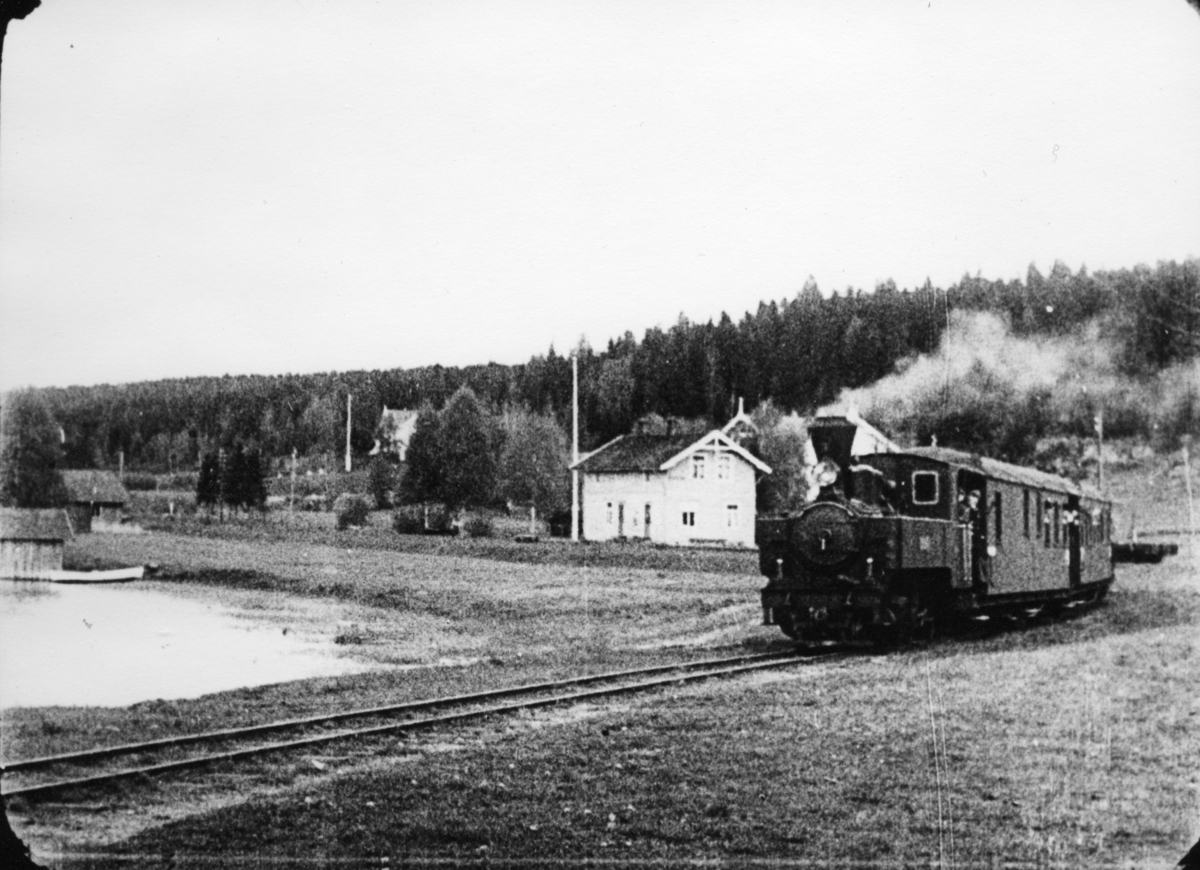 Lok 4 SETSKOGEN med ekstratog ankommer brygga på Skulerud. Fra pressens befaring på Urskog-Hølandsbanen og Haldenkanalen 2.6.1927.