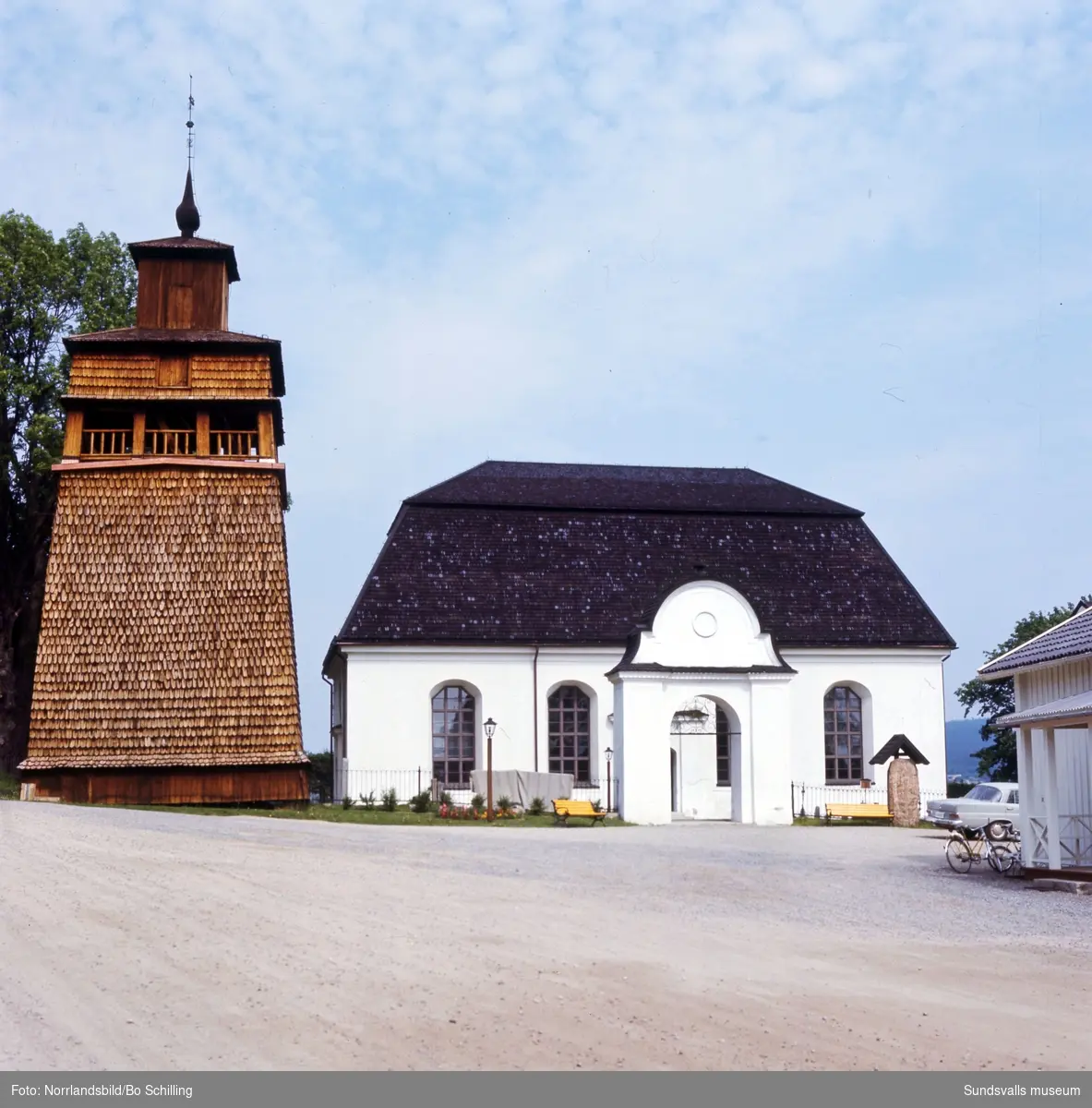 Exteriörbilder av Attmars kyrka med klocktornet i trä.