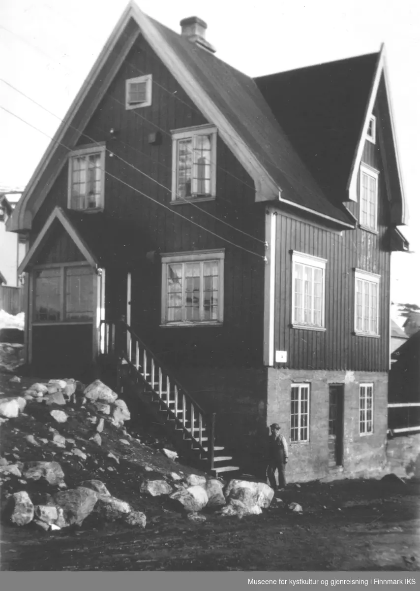 Honningsvåg. Lars Økland's bolighus på Toklebakken. 1937.