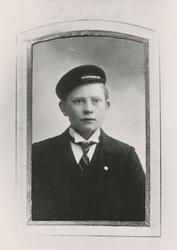 Portrett av en gutt i finklær.