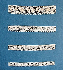 Blått kartongark med fyra prover på skånsk knyppling från Gärds härad. Vid varje prov står en stor bokstav.
A. 13 x 2 cm, knypplad med 17 par pinnar
B. 13 x 1,5 cm, knypplad med 12 par pinnar
C. 13 x 1,4 cm, knypplad med 12 par pinnar
D. 13 x 1 cm, knypplad med 10 par pinnar