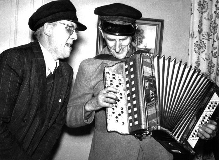 "Västgöta-Sigge" och Frank Jansson, typograf på Kuriren. Bilden från en personalfest på Bohus-Kuriren 1952 (el. 1953).