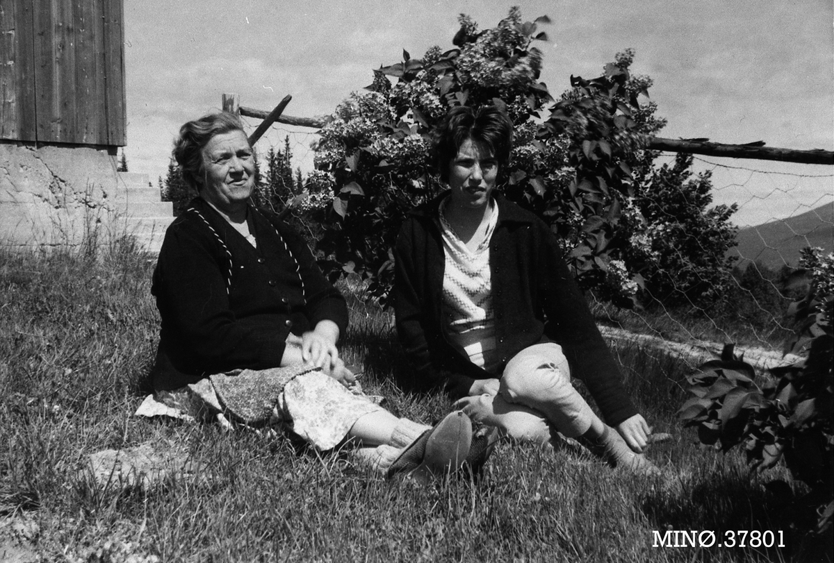 To kvinner slapper av i hagen.