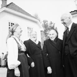 Vardens arkiv. "Sagavold Ungd. skole 60 år. Gudstjeneste v/b