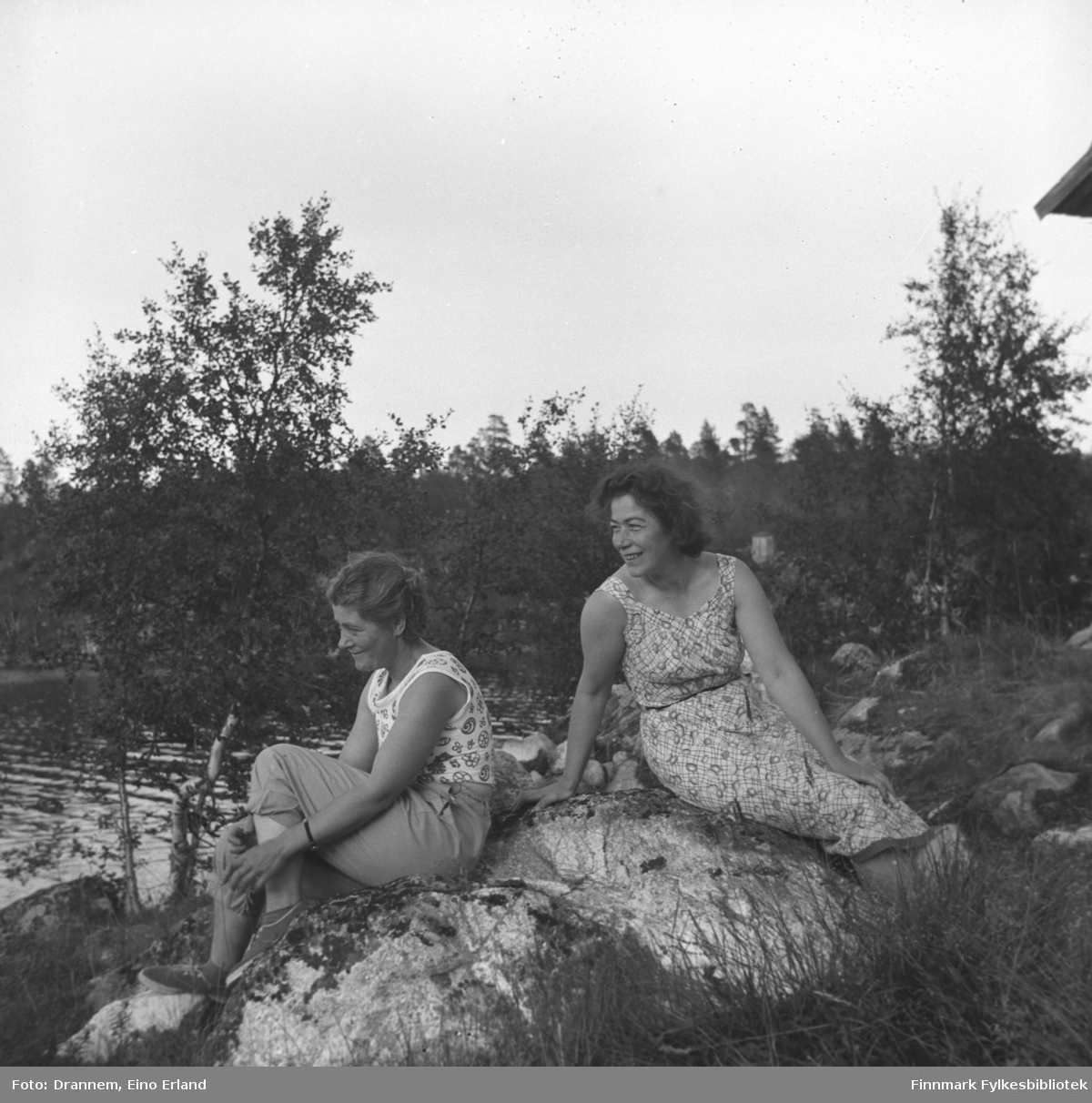 Gabrielsen søsknene Sonja Lappalainen og Jenny Drannem sitter på en stein ved stranden i LuolajÃ¤rvi