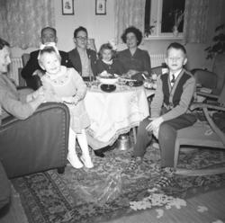 Familien Drannem på besøk hos familien Sørensen. Fra venstre