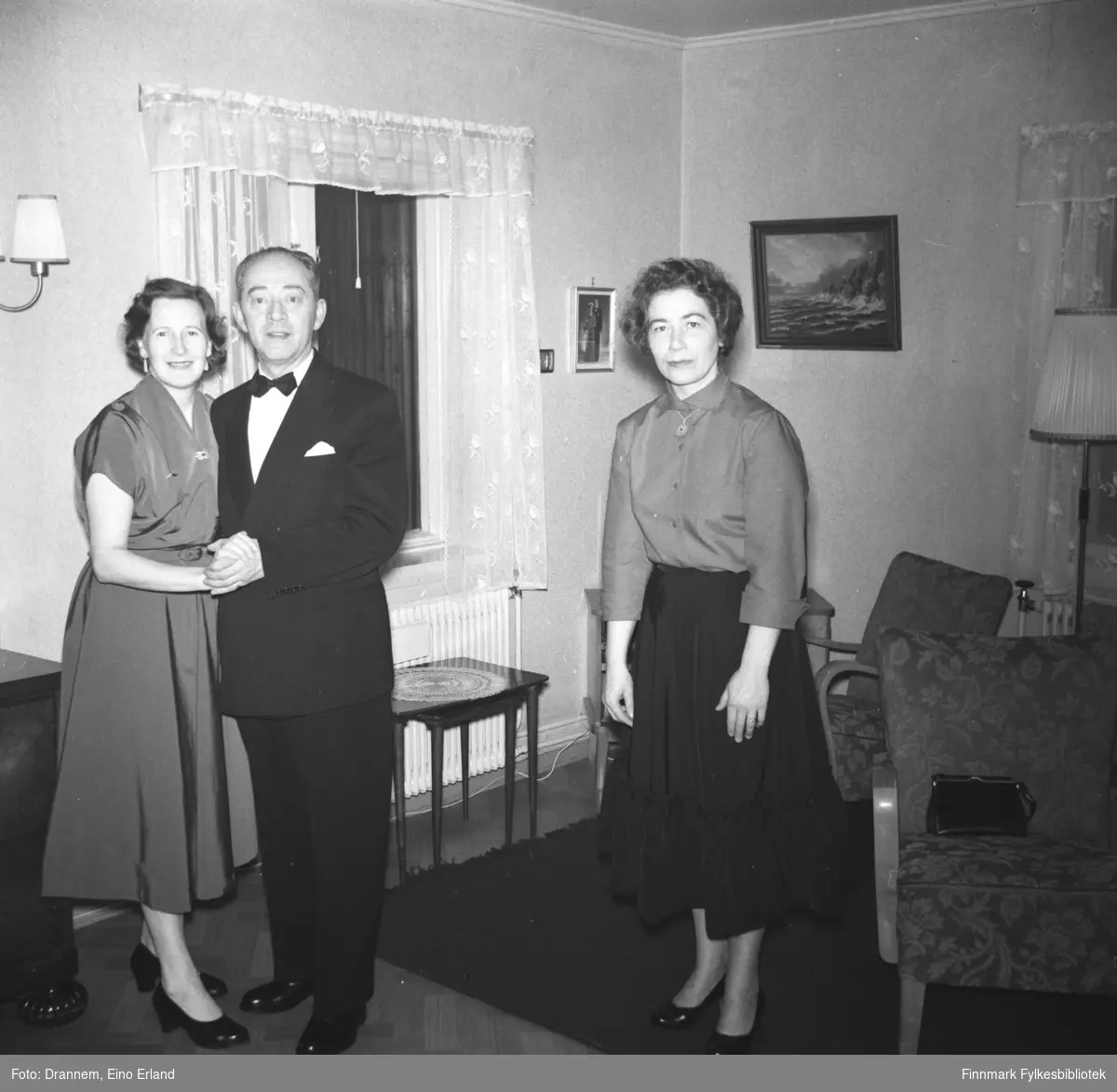 Reidun og Olav Sørensen sammen med Jenny Drannem fotografert i stua til familien Sørensen