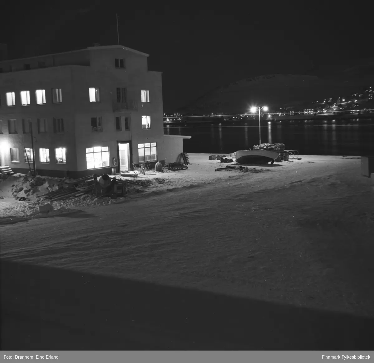 Utsikt mot havnen i Hammerfest. Bilde er tatt i kveldsbelysningen om vinteren