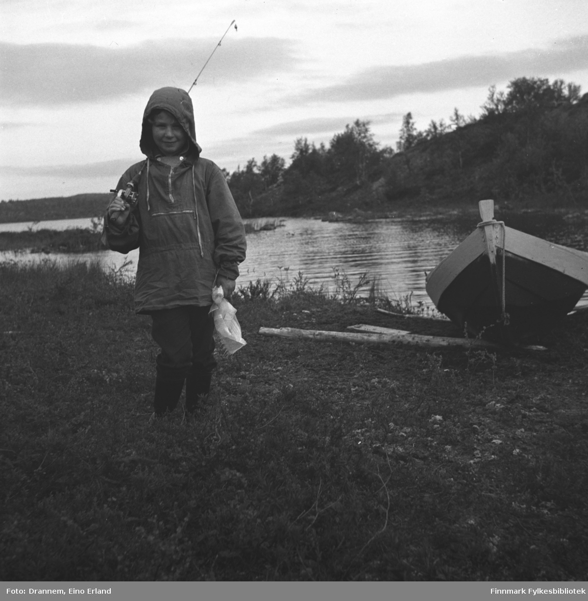 Turid Lillian med fiskestang ved JÃ¤Ã¤jÃ¤rvi