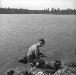 Maija koker kaffe over bålet ved LuolajÃ¤rvi