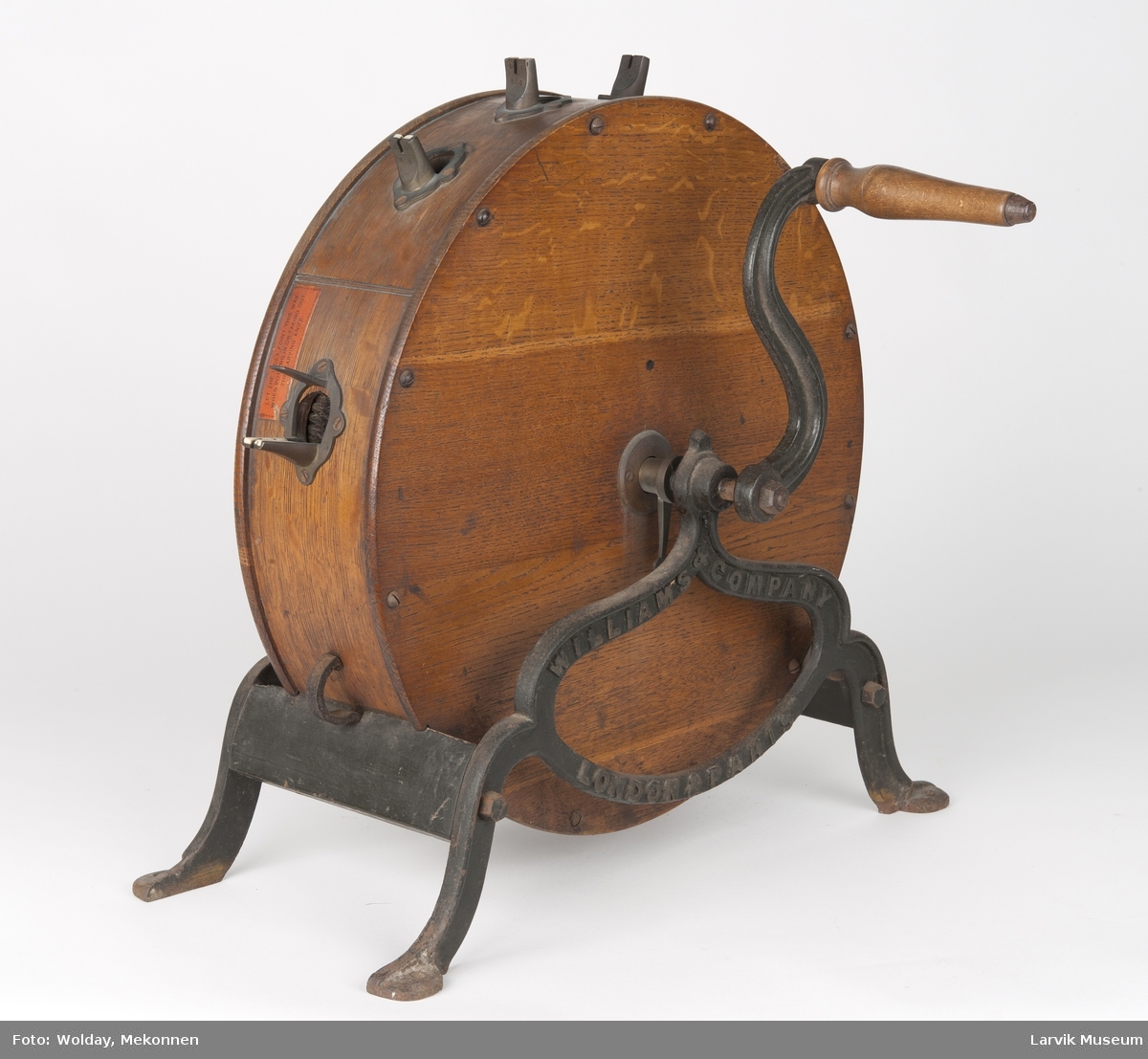 Form: rundt,sylinderformet,lakket hjul,sveiv av jern
