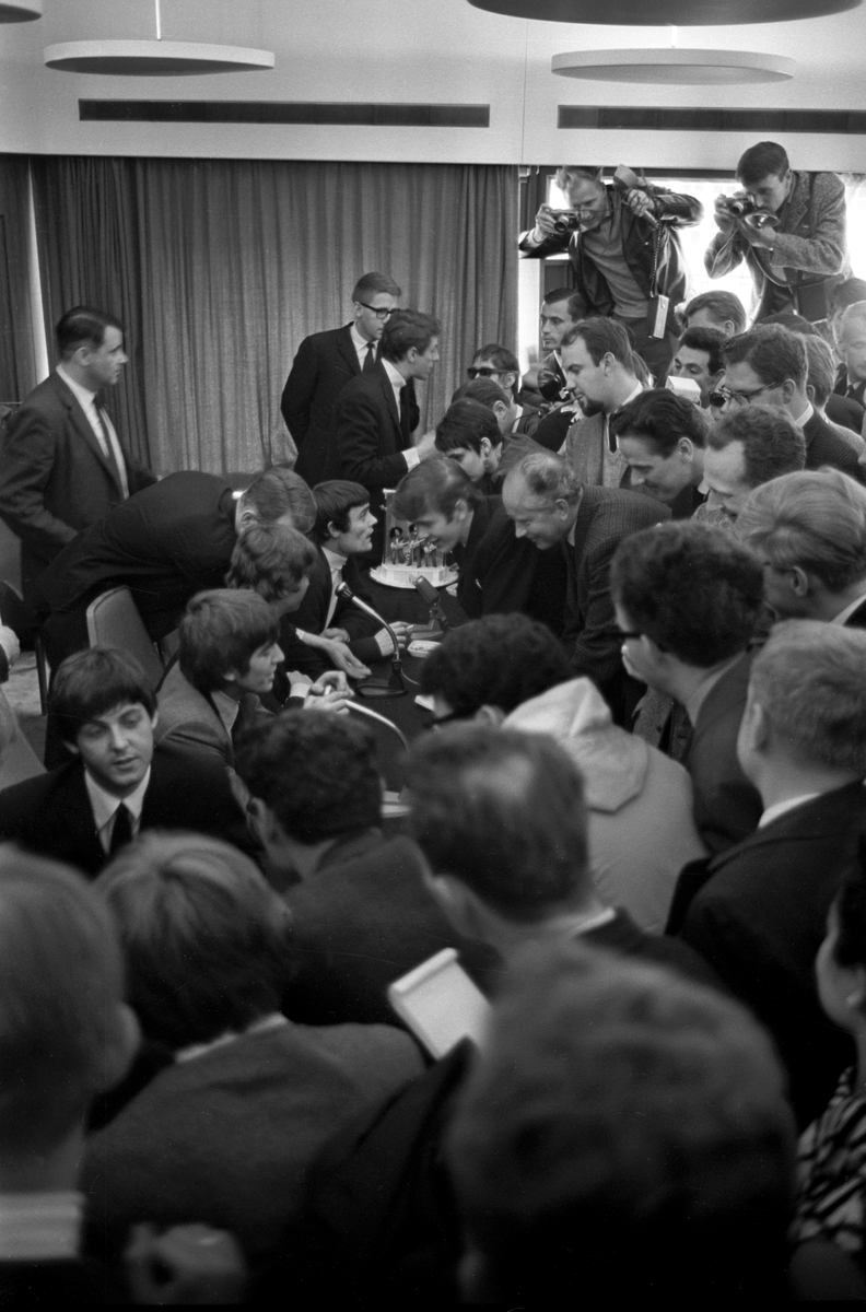 Det engelske bandet The Beatles skal ha konsert i København. Pressekonferanse med popgruppas medlemmer. Her sitter fra venstre Paul McCartney, George Harrison, John Lennon og Jimmy Nicol og svarer på spørsmål fra pressefolkene.
