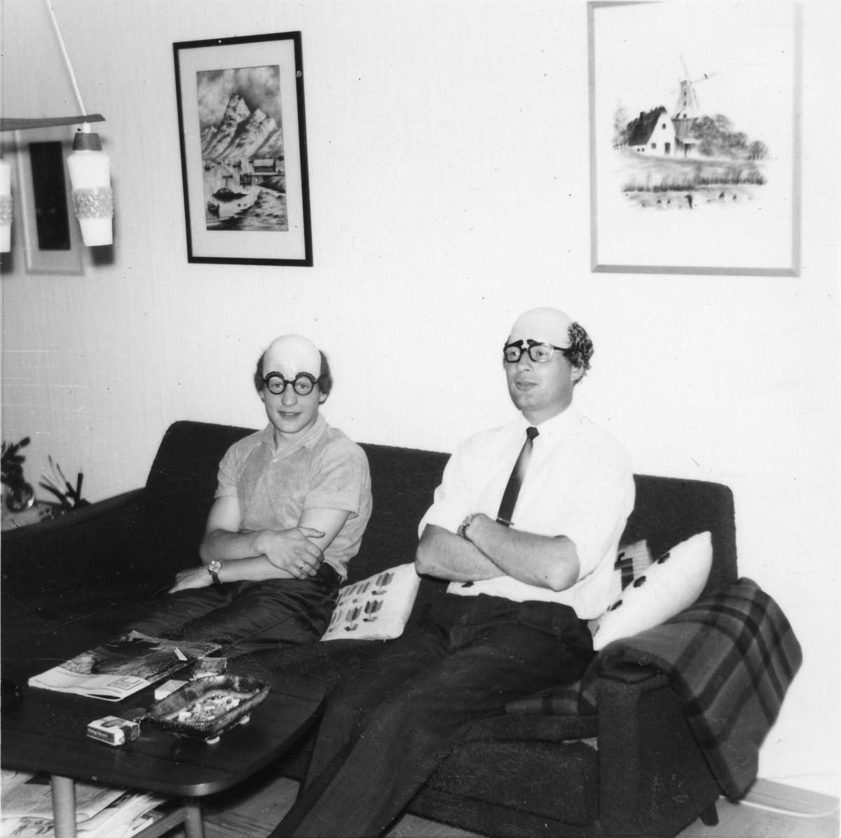 Brødrene Stefan og Rolf Strand med klovnemasker, fotografert i sofa inne.