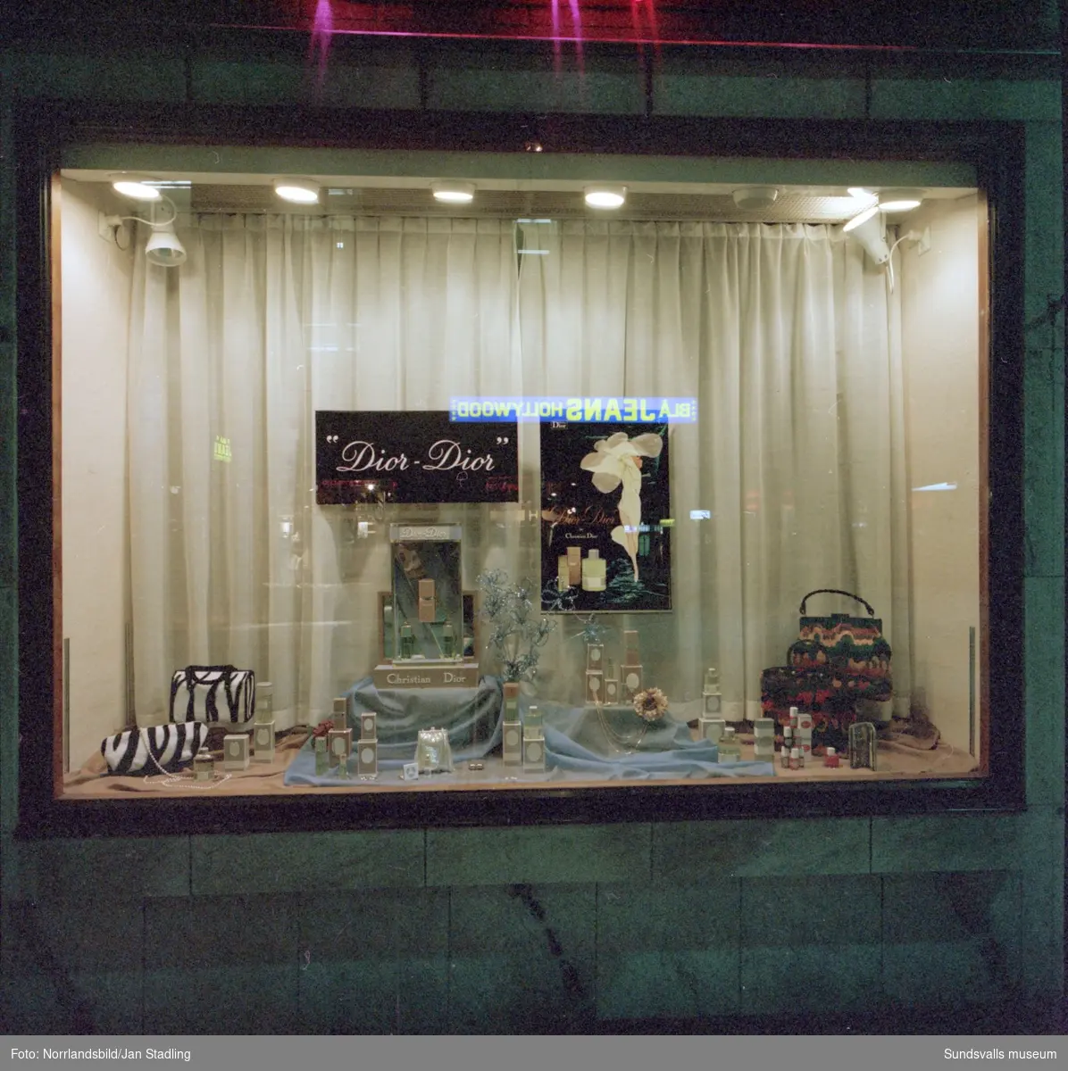 Salong Lembke skyltar med Dior i sitt skyltfönster.