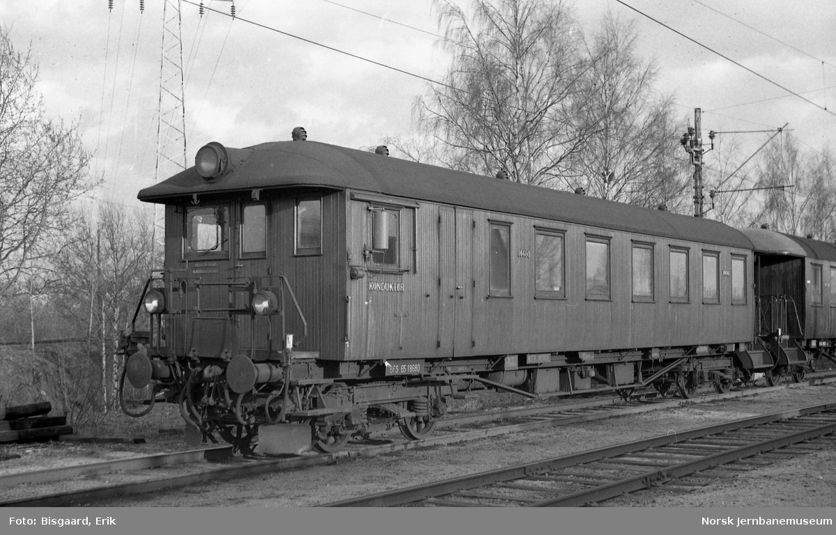 Styrevogn for motorvogntog litra BFS65 nr. 18680 på Ski stasjon