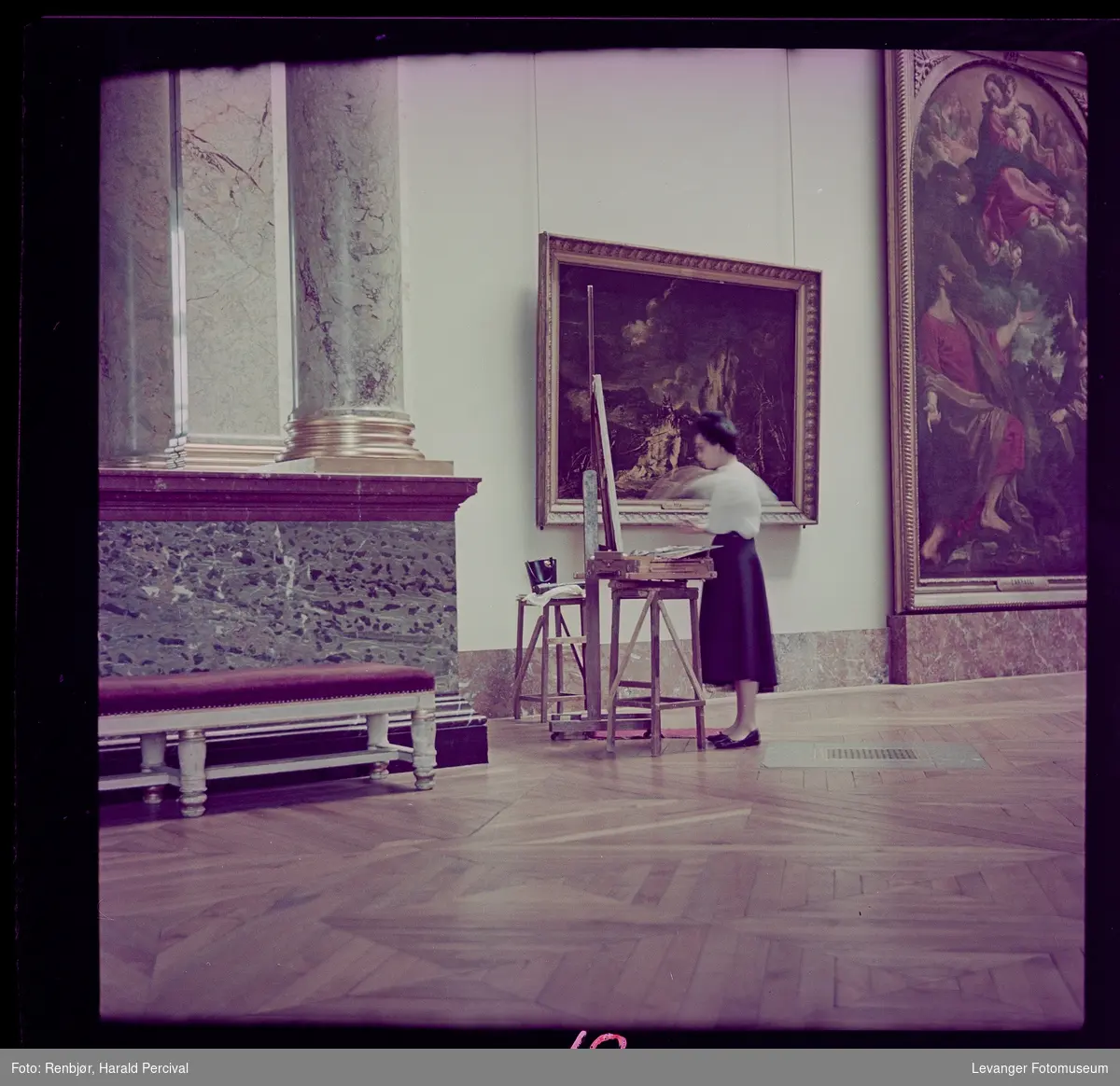 Kvinner maler ett bilde i Louvre (kopierer) med staffeli.