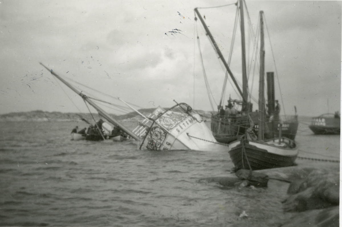 Berging av dampskipet 'Göteborg' (b. 1891) som grunnstøtte og sank september 1930 sør for Grebbestad, Sverige.