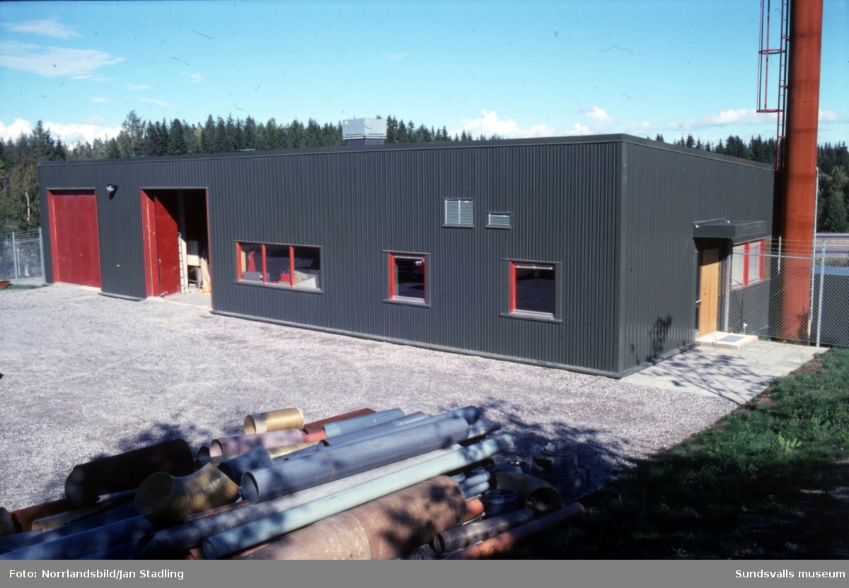 Exteriörbilder av nybyggda industrifastigheter (ELEF), den ena i övre Bosvedjan, Skravlingsvägen 54 (bild 1-4).