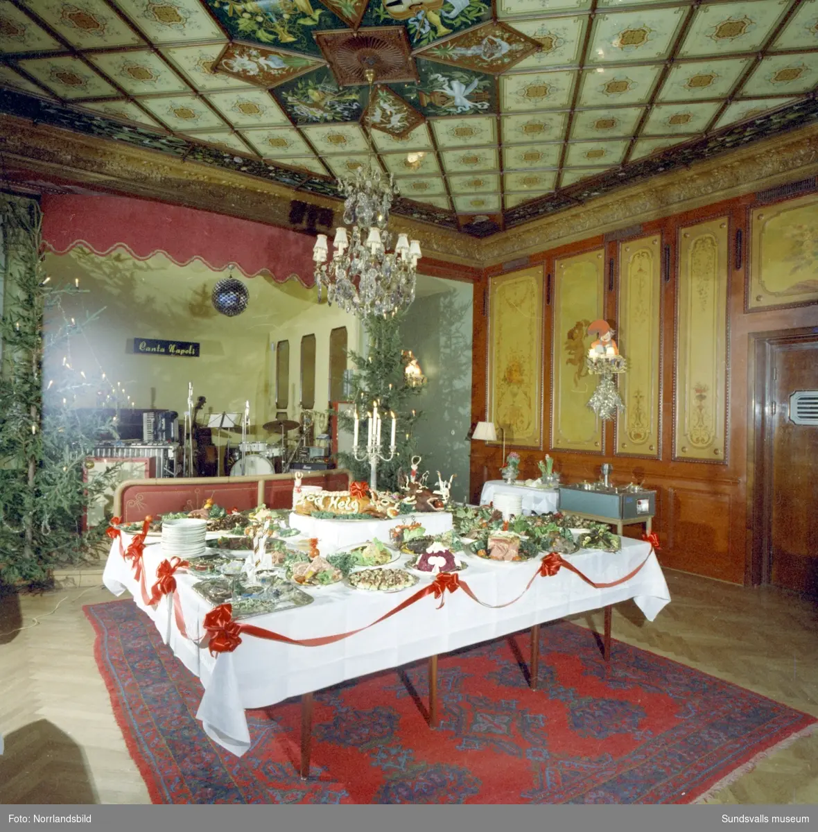 Julbordet på Knaust 1963 samt den juldekorerade trappan.