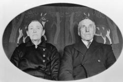 Portrettbilde, eldre kvinne og mann.