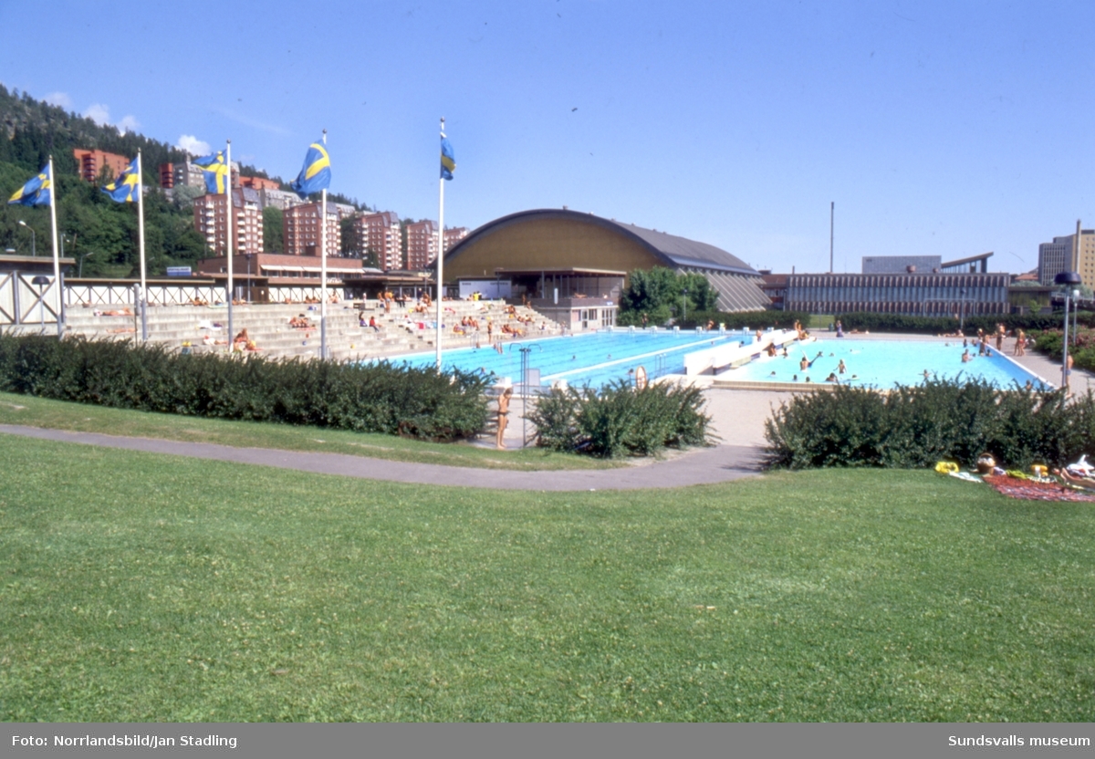 En serie bilder från Sporthallsbadets utomhusbassänger sommaren 1981.