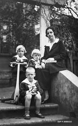 Olga Abrahamsen (d. 1986) med sønnene Leif (foran), Theodor 