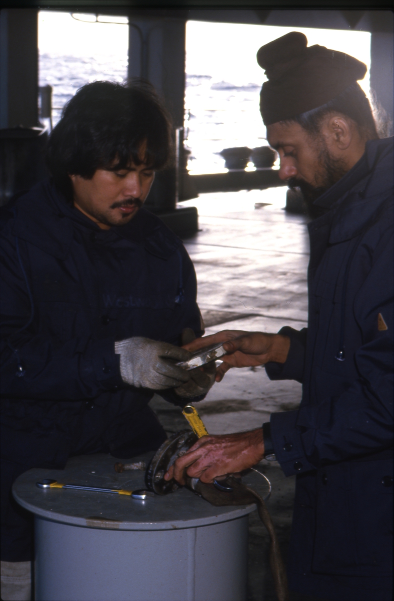 Maskinist og motormann ombord i M/S 'Westwood Jago' (b. 1987, Ishikawajima H. I., Aioi, Japan).