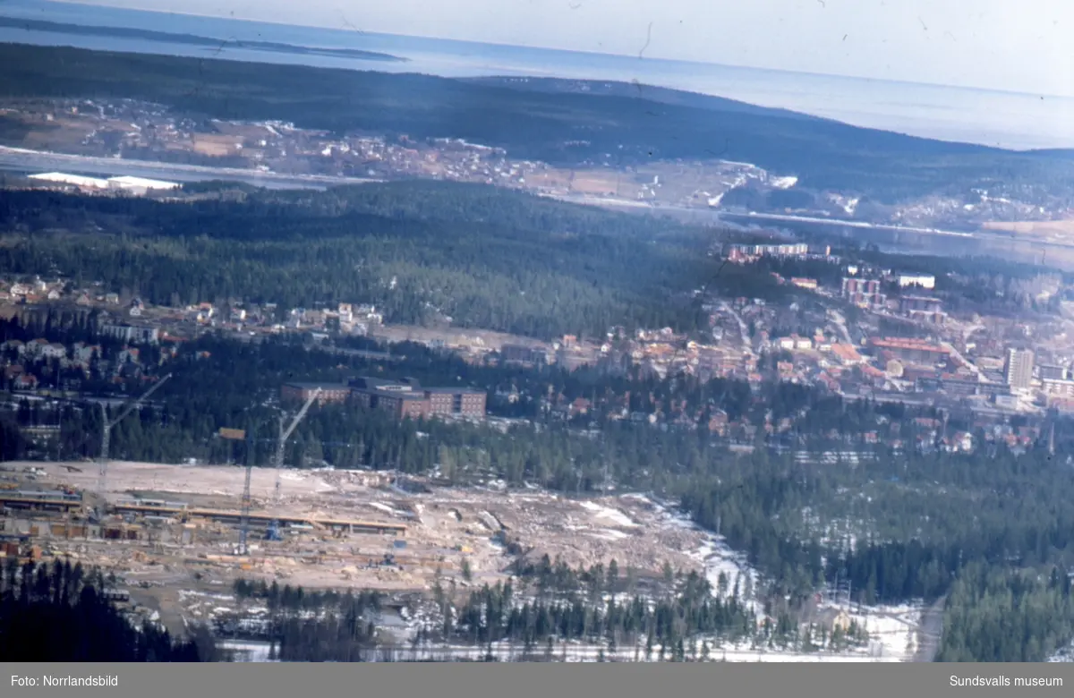 Flygfoto med det påbörjade sjukhusbygget i förgrunden och längre bort sjukhemmet Lindgården.