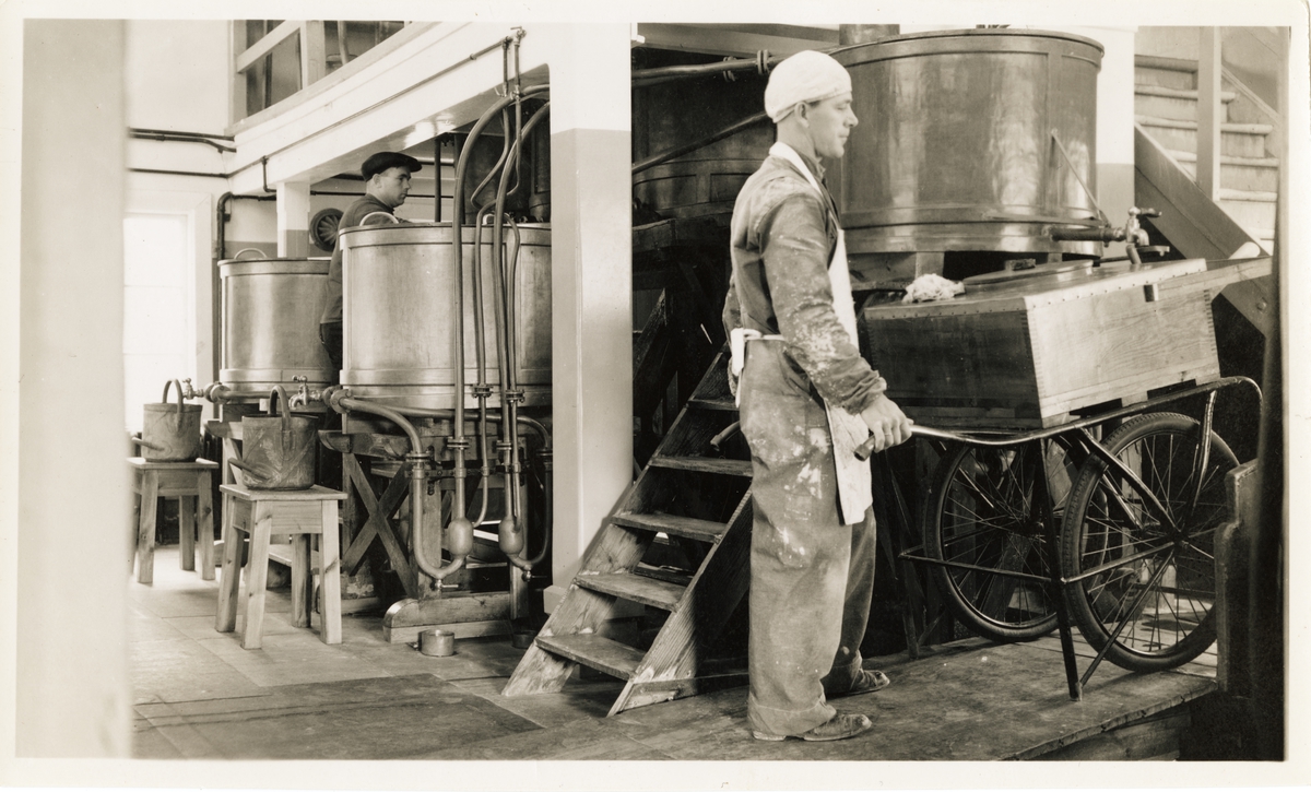 Gustav Gundersen i arbeid ved Gullaug Sprængstoffabriker Lier i B huset 1937