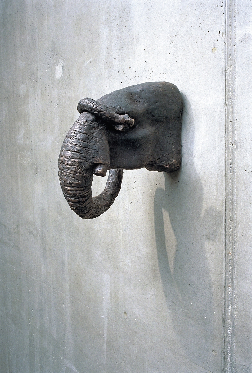Elefanthodene uttrykker forskjellige sinnstilstander og er inspirert av blant annet Berninis elefantstatue ved siden av Pantheon i Roma.