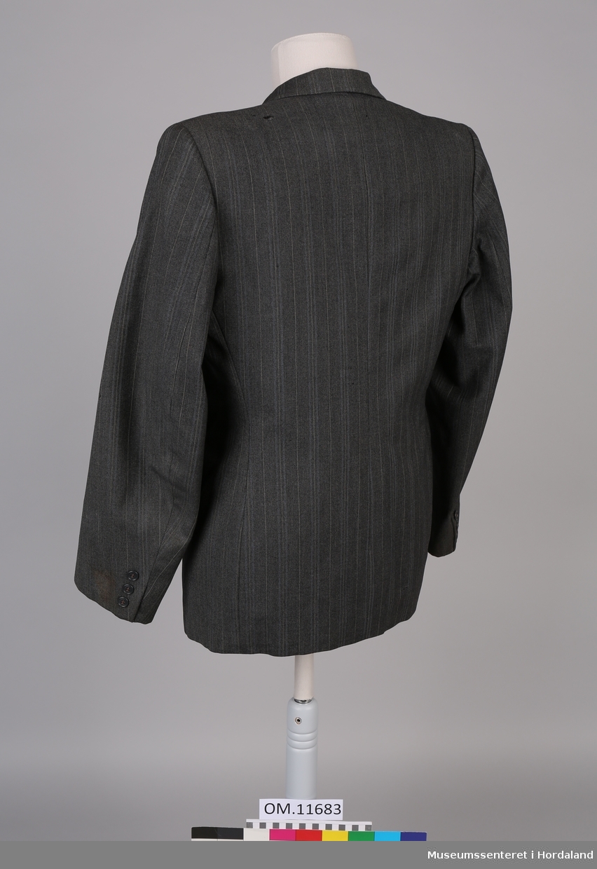 Form: rett jakke med lange slag, dobbeltknappa, ei brystlomme og to lommer, ei på kvar side i livet
