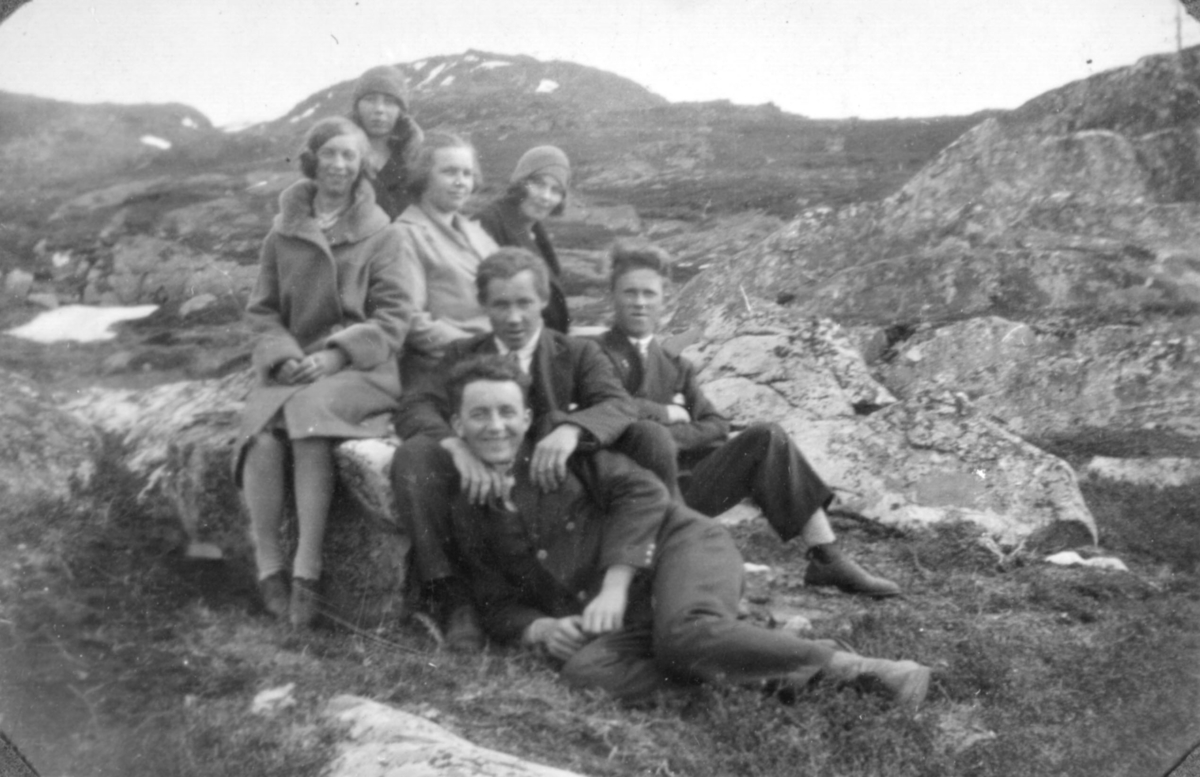 En liten gruppe unge mennesker på fjelltur. Sted og personer er ukjent, men bildet kan være tatt i Kvalsund kommune.