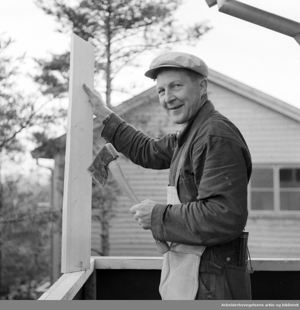 Tømmermann Petter Aas i arbeid på et av småhusene i Eftasåsen på Oppsal i Oslo. August 1956.