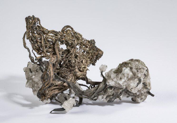 Trådsølvstuff med kalkspat, funnet i Samuel gruve 1914 og utstilt ved Jubileumsutstillingen på Frogner samme år. Vekt 50 gram. (Foto/Photo)