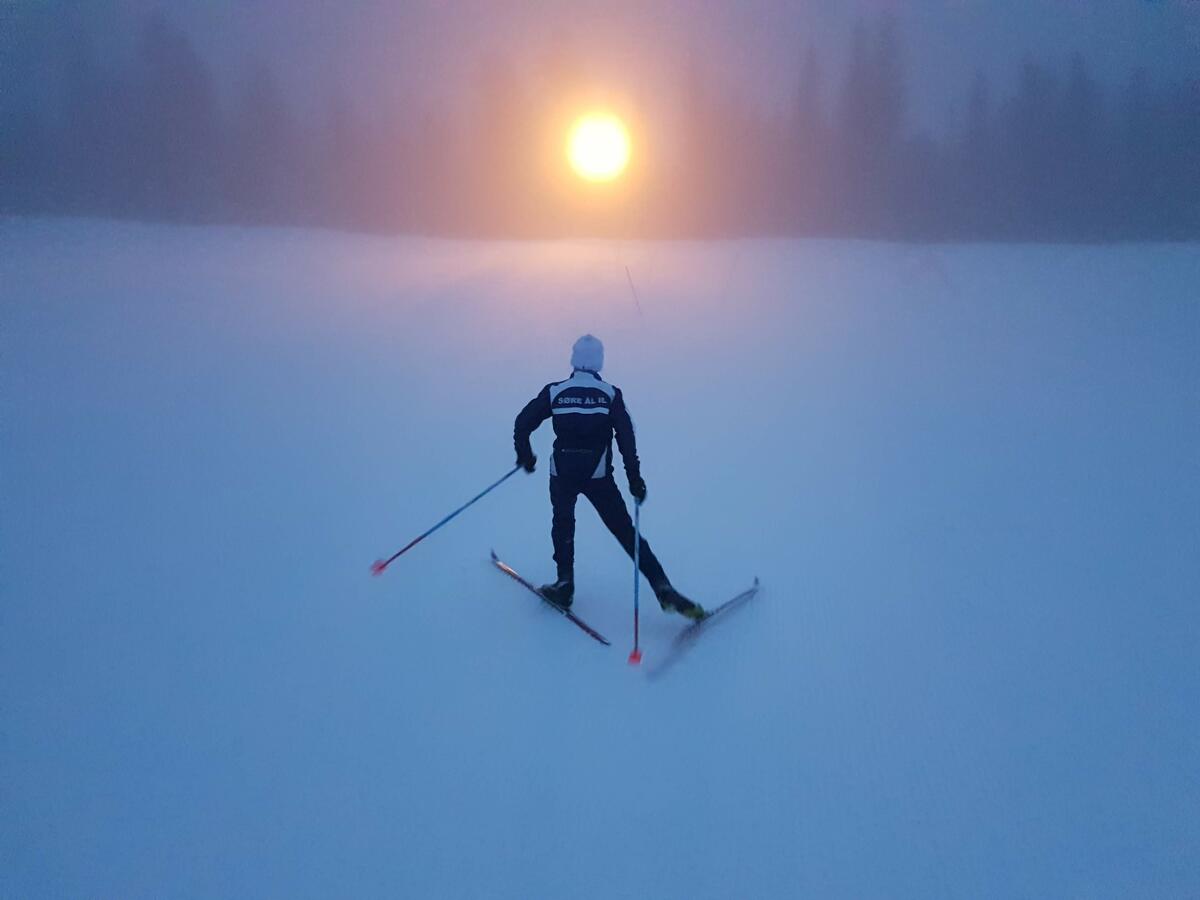 Bildet viser en gutt på ski mot lyset (Foto/Photo)