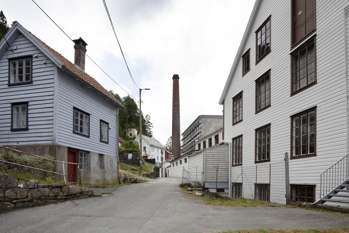 Bygda Salhus utanfor Bergen, med den tidlegare tekstilfabrikken Salhus Tricotagefabrik og arbeidarbustadar.. (Foto/Photo)