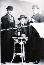 Fra venstre: Andreas Johansen. Ole og Hjalmar Pedersen. Ca.1