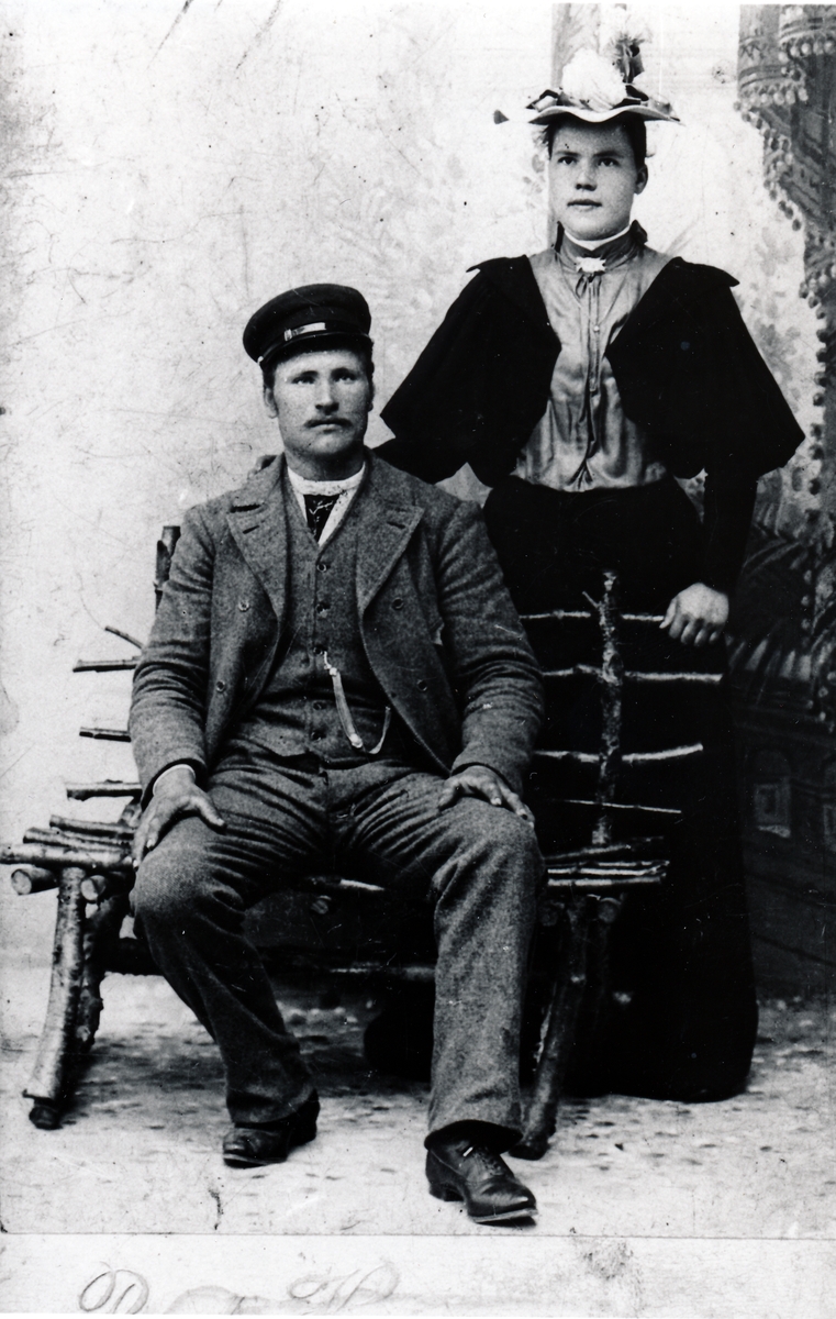 Atelierportrett av Ernst Flodin og Kristine Hansen. Gryllefjord, Senja 1897-1900