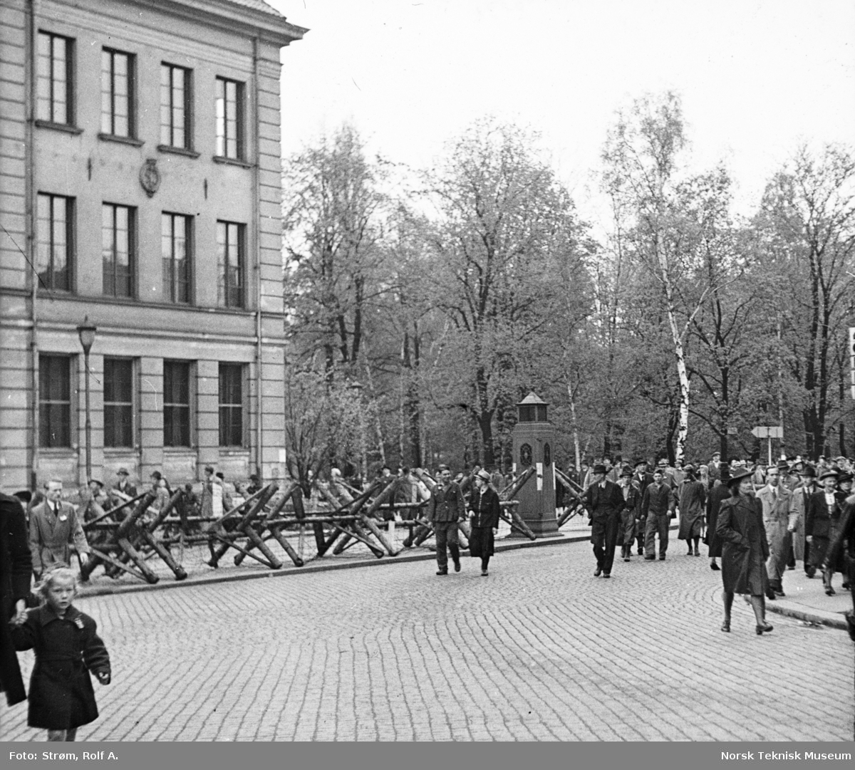 Folkemengde, trolig hjørnet Parkveien Slottsparken, barrikader mellom fortau og gate, Oslo, mai 1945,