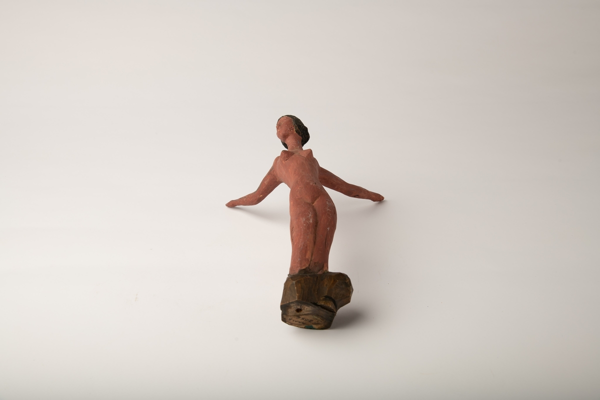 Slank kvinnefigur med uformelige ben, armene strakt langt bakove