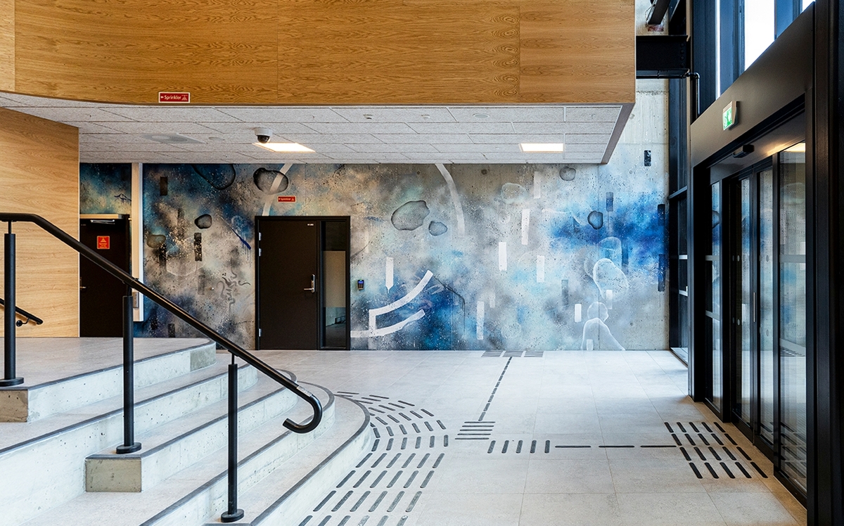 Tegson har over tre store vegger trukket gatekunst og graffiti inn i bygningen.