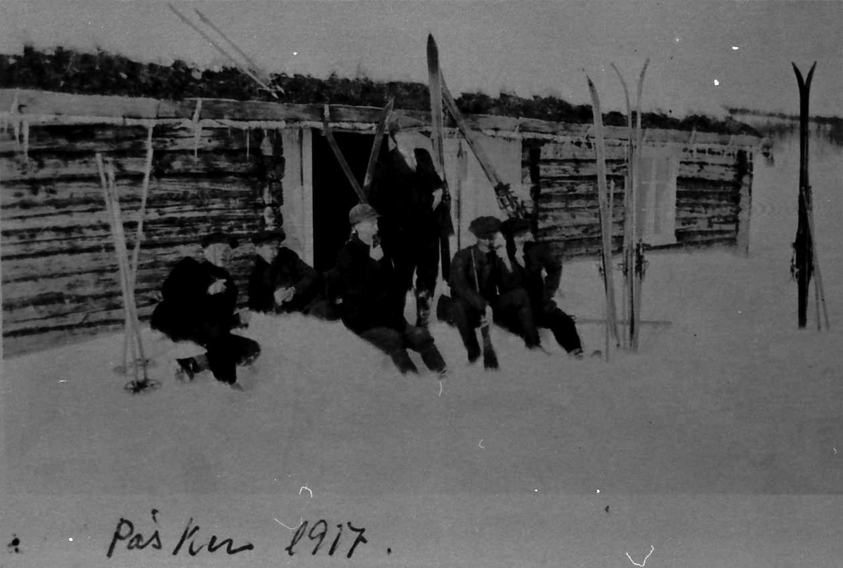 Personer, klær, ski, sæter. Påsken 1917