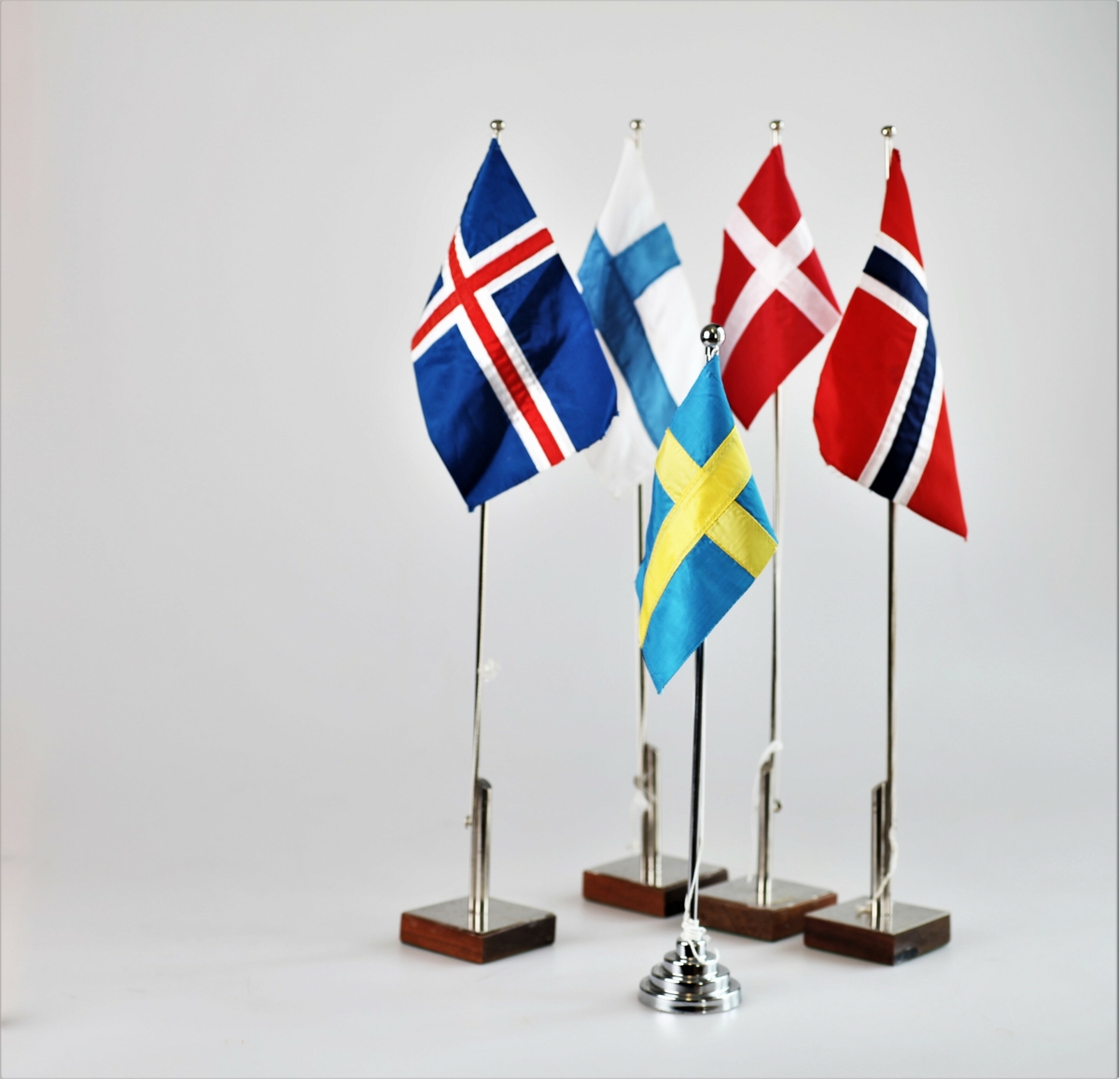 Fem bordflagg, fra Danmark, Finland, Island, Norge og Sverige.