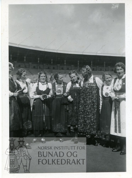 Kvinner i bunad, stadion