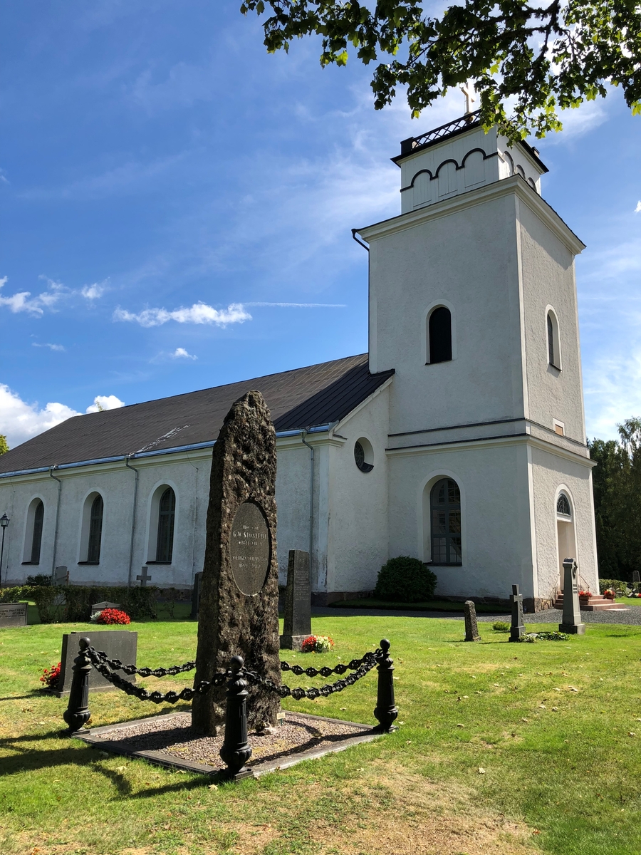 Kyrkogården vid Edshults kyrka, Edshults socken, Eksjö kommun. Vy från nordväst med inhägnad bautasten.