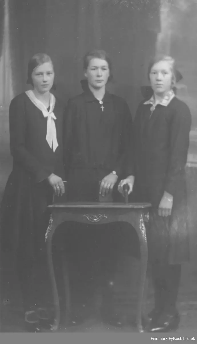 Konfirmanter. To kusiner fra Kirkenes: Guvåg og Gudrun Olsen Lie (søster til Sverre), sammen med venninne Synnøve Mikkola.