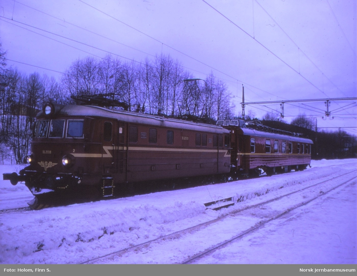 Elektrisk lokomotiv El 11 2110 og målevogn XLAB 7400 på Heggedal stasjon